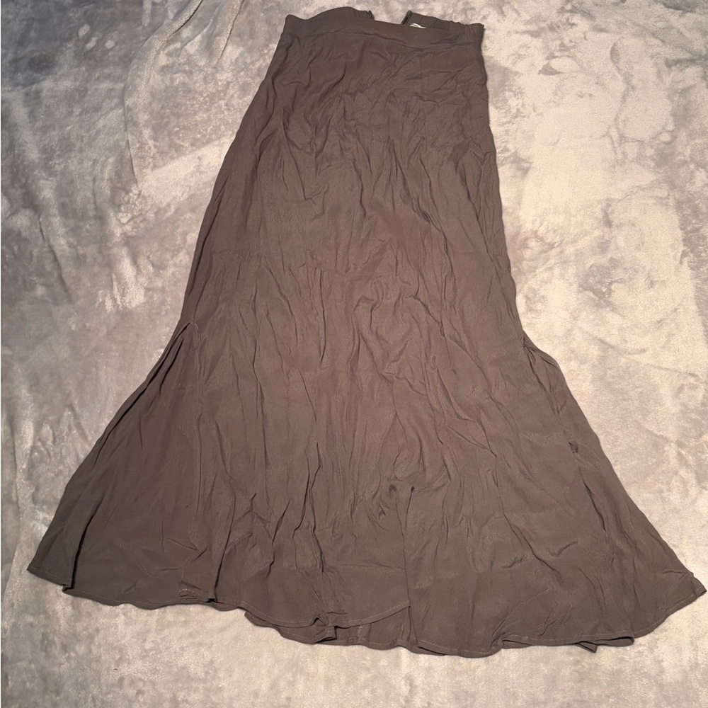 Green maxi skirt with slits on each side at the bottom